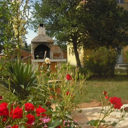 With 3 Bedrooms In Pula, With Enclosed Garden And Wifi - 1 K Apartament *